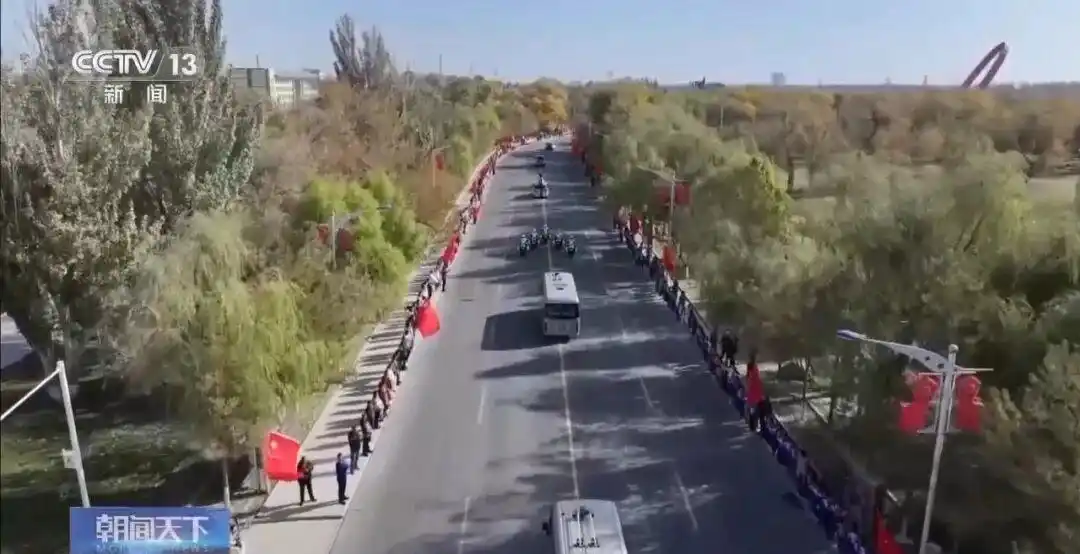 神舟二十一号航天员专用红旗转运车升级特点_航天员出征全新转运车配置详解_神二十一全新转运车：车牌写万无一失