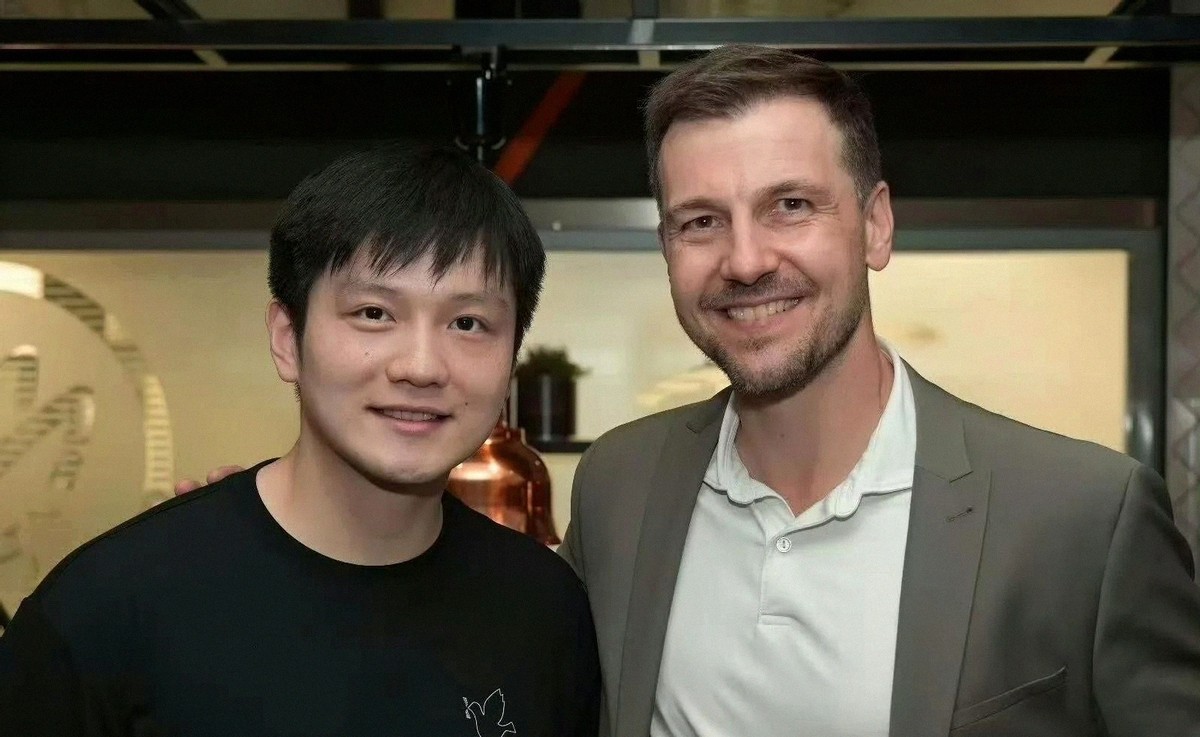 樊振东缺席乒超总决赛原因_张继科与樊振东_樊振东波尔合影