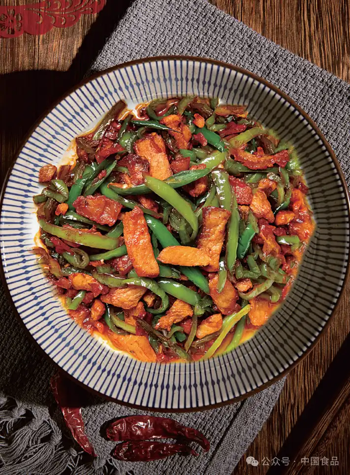 云南边境民警父亲千里送辣椒炒肉_一盘辣椒炒肉把民警吃哭了_辣椒炒肉起源与流派