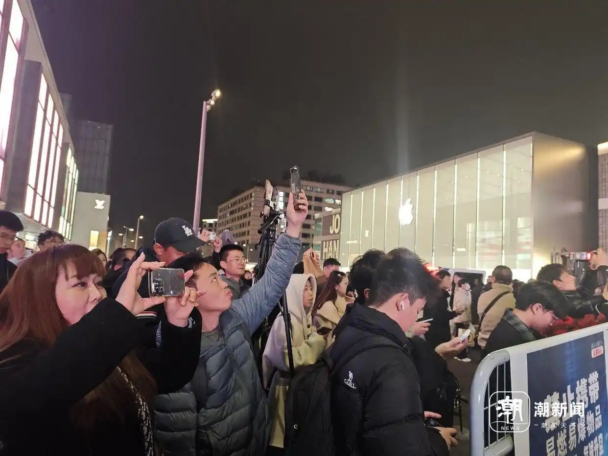 杭州湖滨步行街：跨年之夜，交织温暖与期待