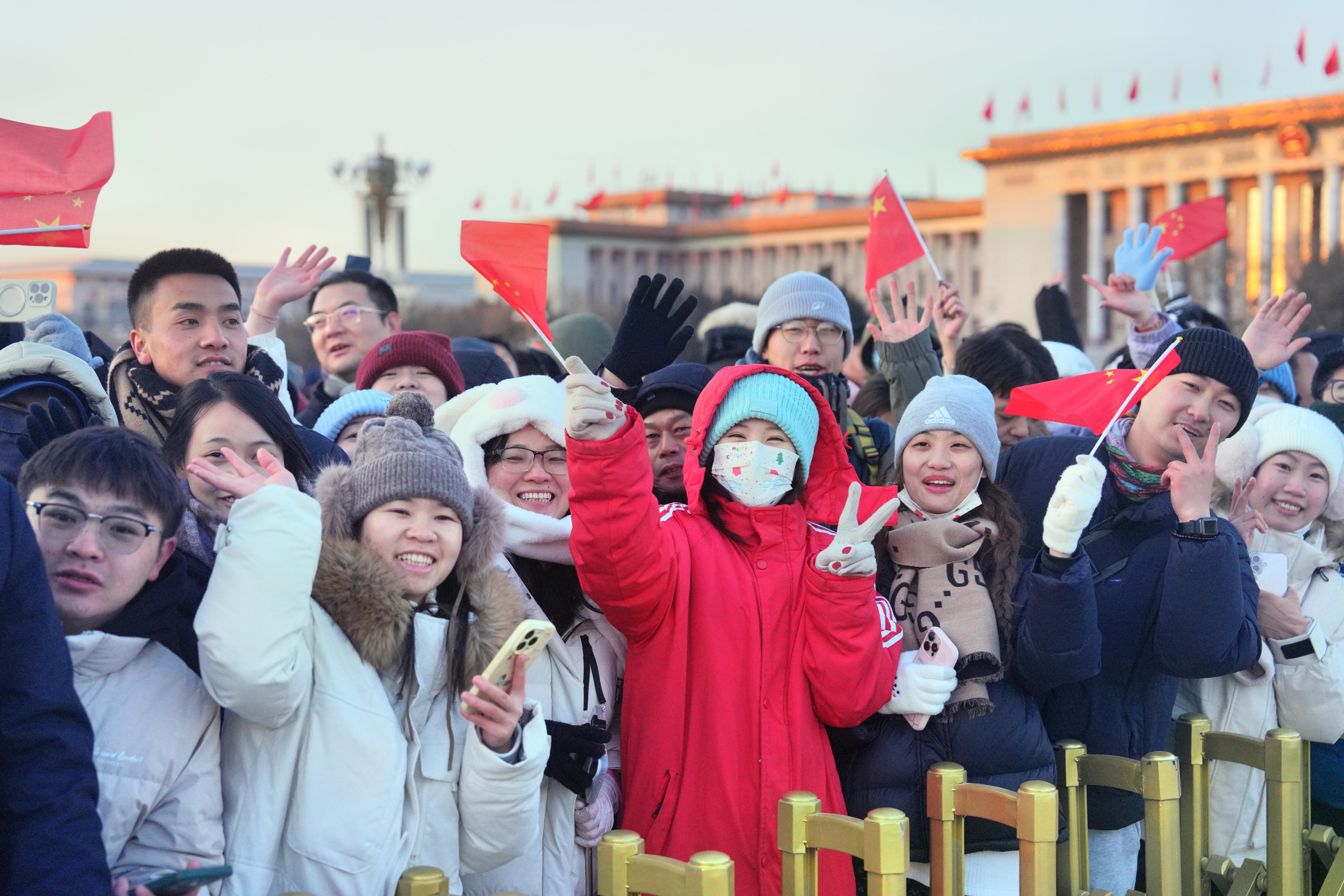 国旗在新年的阳光中升起，4.6万人天安门广场观升旗迎新年