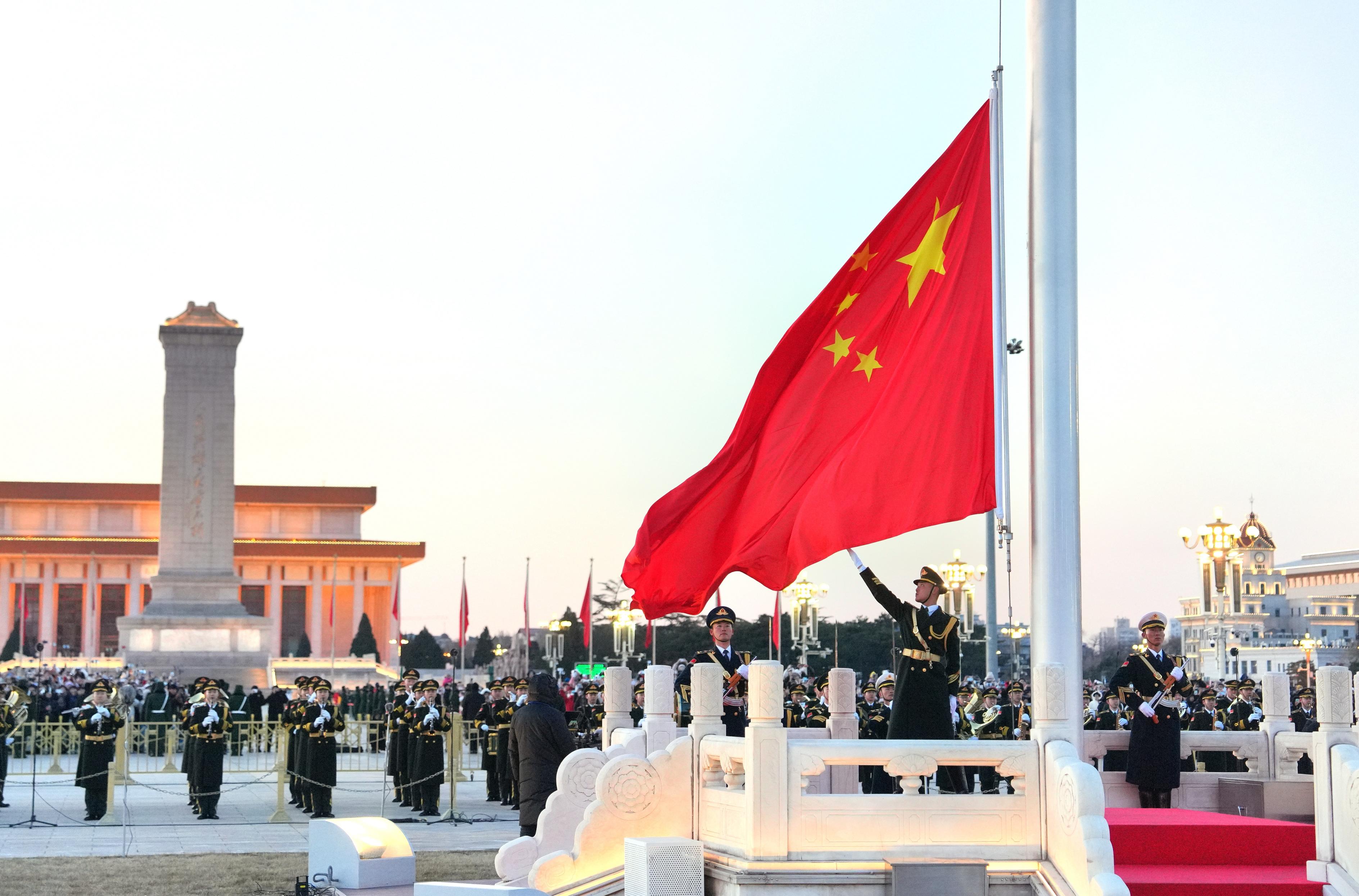 现场观众见证五星红旗冉冉升起_来自天南海北的人们彻夜等候看升旗_新年天安门广场升旗仪式