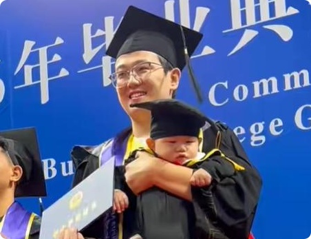 00后本科生抱儿子毕业:大四喜提萌娃 妻子是同校学姐