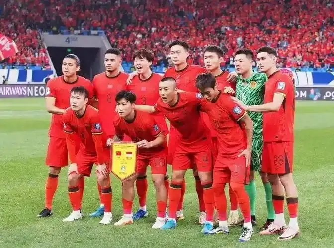前国脚吐槽国足薪资_:中国足球降薪令_中国足球运动员照片