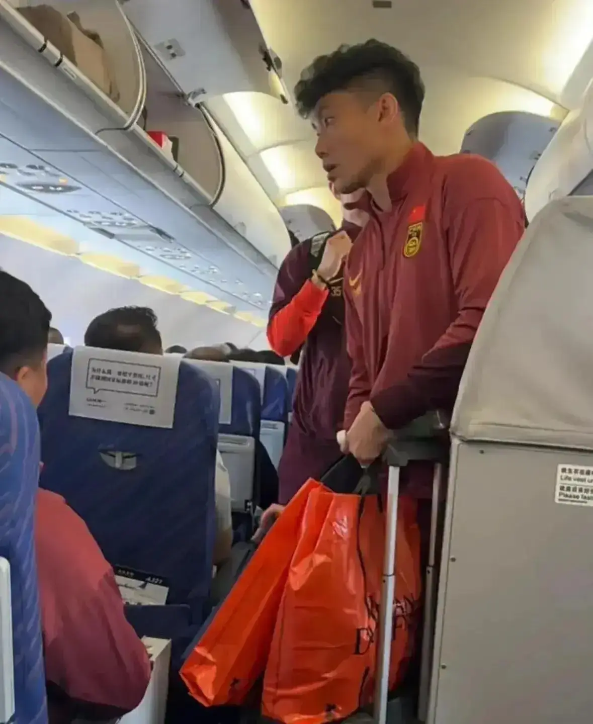 前国脚吐槽国足薪资_:中国足球降薪令_中国足球运动员照片