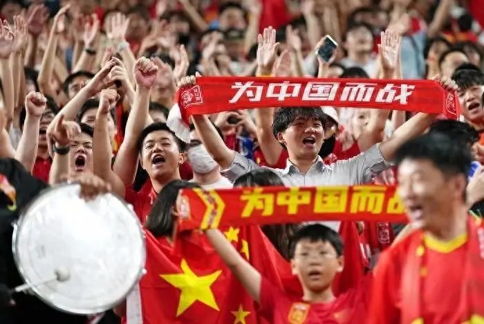 :中国足球降薪令_前国脚吐槽国足薪资_中国足球运动员照片