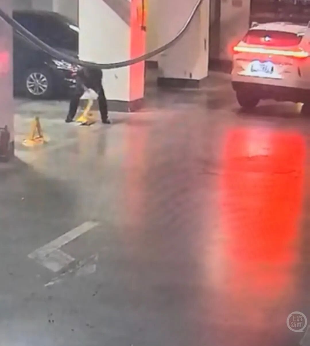 一公职人员因停车受阻,暴力损坏他人地锁,取来铁棍时被劝;当事人:没想到事闹这么大;警方已介入