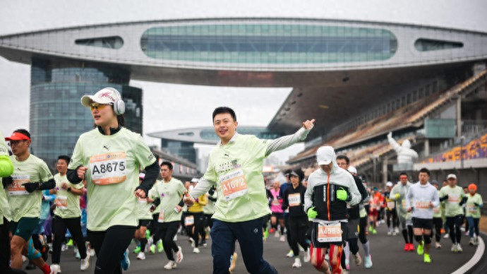 在F1赛道跑蒸蒸日“上”，到复兴岛解锁杨“数”浦，上海市民跑进2026年