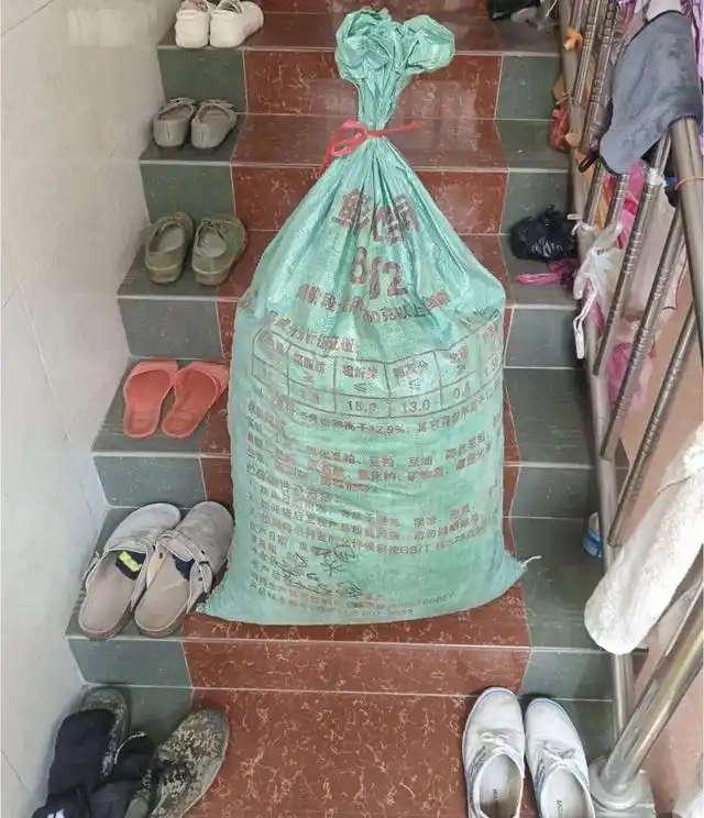 少年拔花生累瘫的经历_拔错别人家花生地事件_17岁少年凌晨五点拔花生薅错地