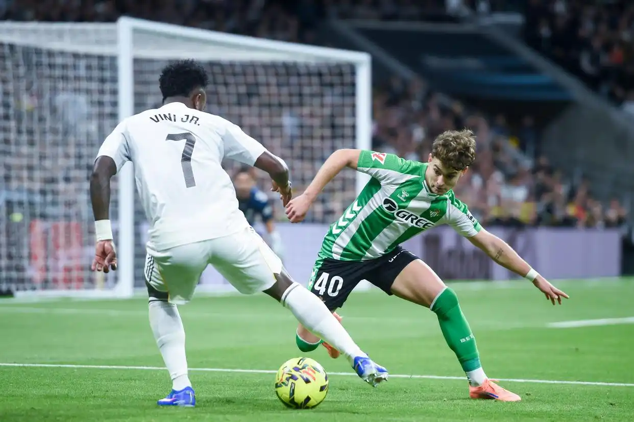 皇家马德里主场5:1大胜皇家贝蒂斯_西甲-贡萨洛-加西亚戴帽 皇马5-1贝蒂斯_2025-2026赛季西甲第18轮皇家马德里