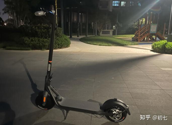 优缺点分析_电动滑板车选购指南_滑板车图片下载