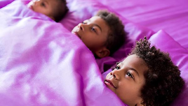 奶爸带娃和宝宝一起睡着 反向治愈的温馨时刻