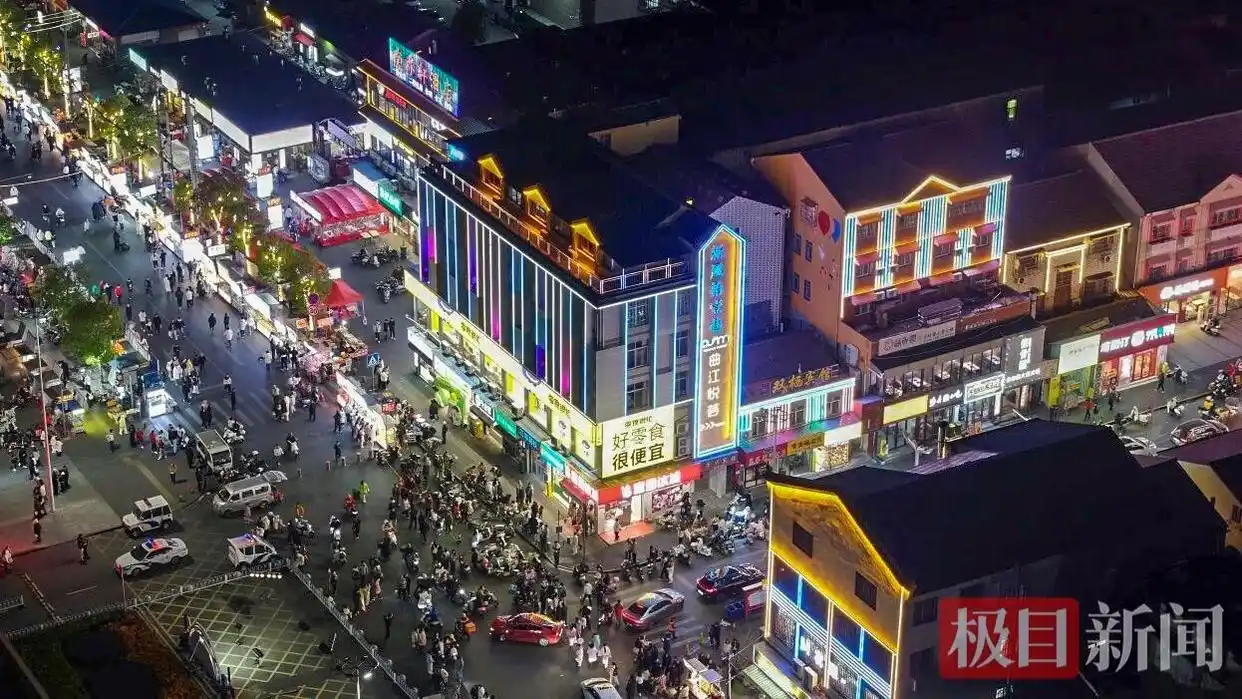 每晚炸淀粉肠1000多根致手指起茧,湖北荆州夫妻档小吃摊年进账超百万元