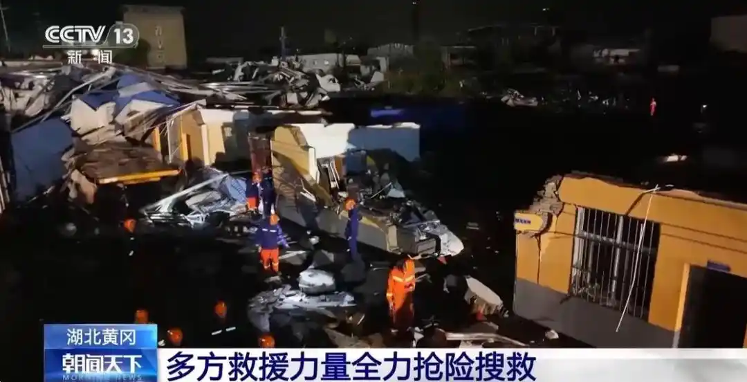 湖北龙卷风把多辆重型货车掀移30米_湖北强对流天气_黄冈雷暴大风灾害