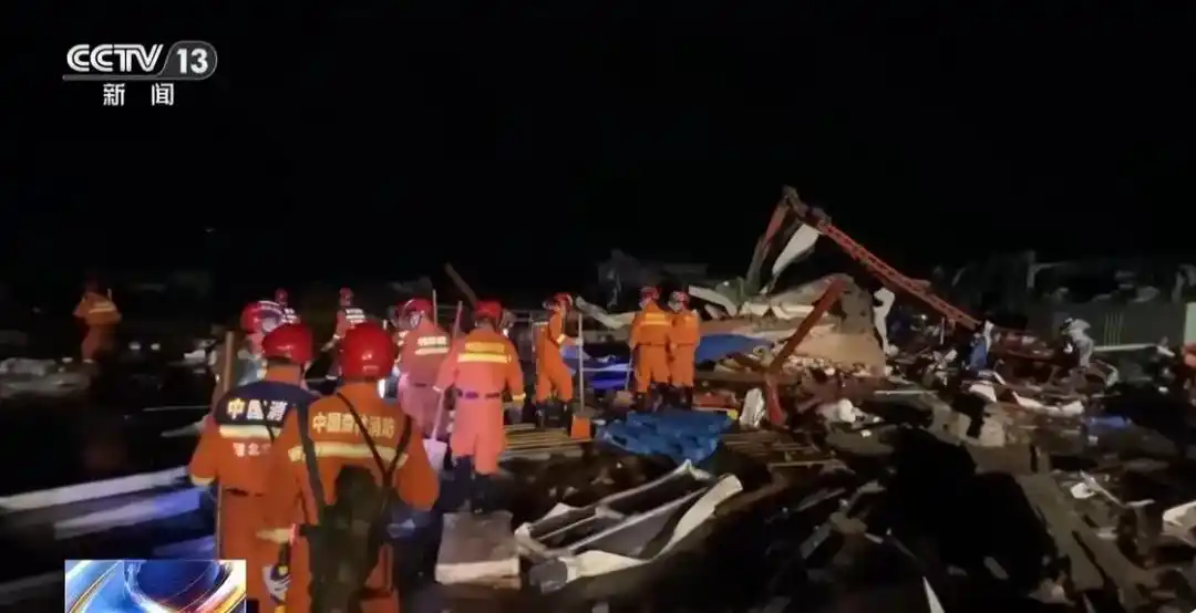 湖北龙卷风把多辆重型货车掀移30米_湖北强对流天气_黄冈雷暴大风灾害