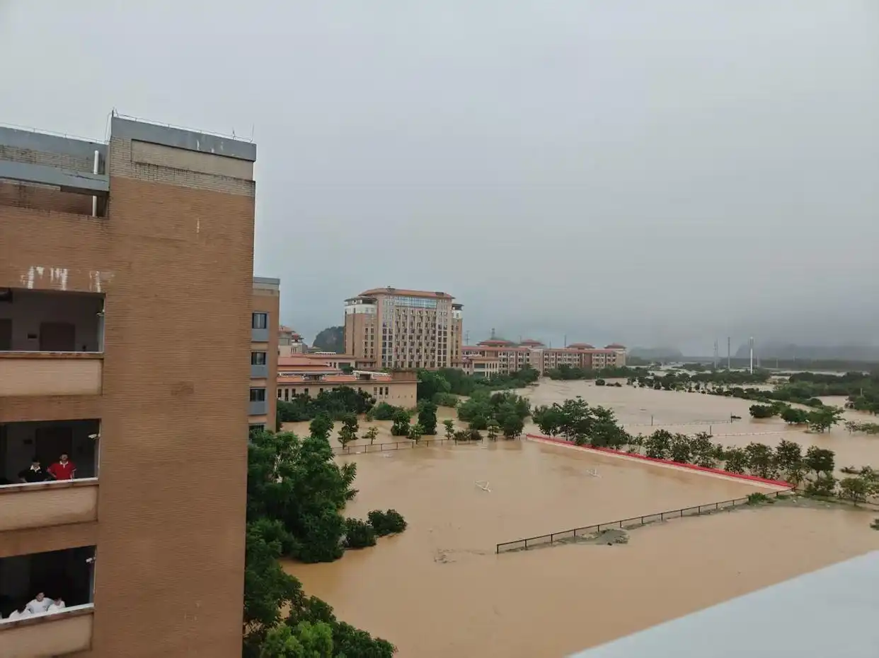 广西贵港一高中遭洪水围堵，近四千师生留校避险