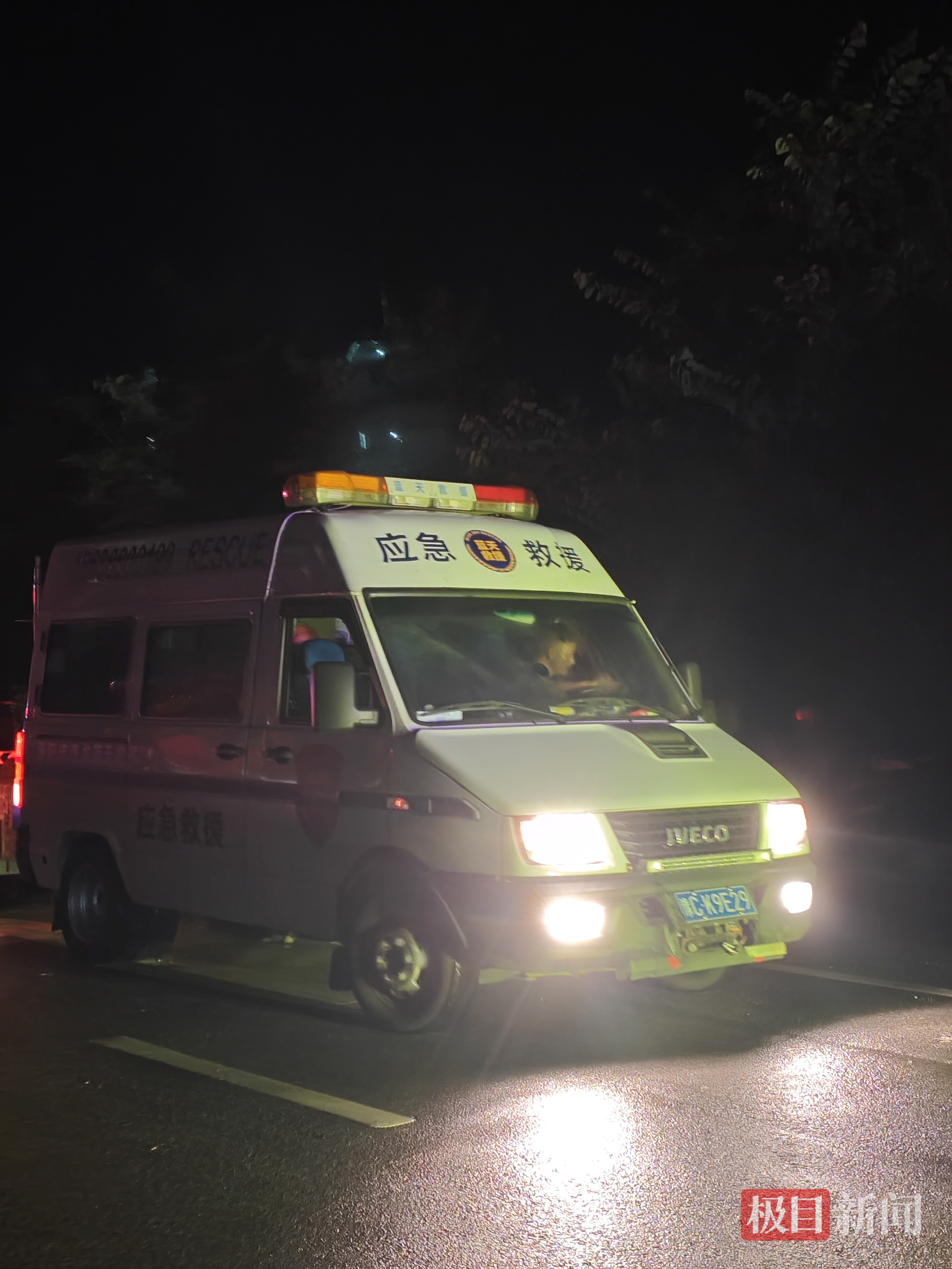 贵港市多所学校师生被困_贵港高中被困师生高呼:解放军来了!_广西贵港市教育园区内涝