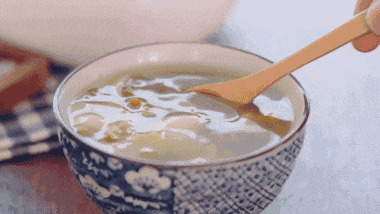 高血压患者喝绿豆汤注意事项_高温天绿豆汤当水喝解暑?医生提醒_绿豆汤喝法错误危及生命