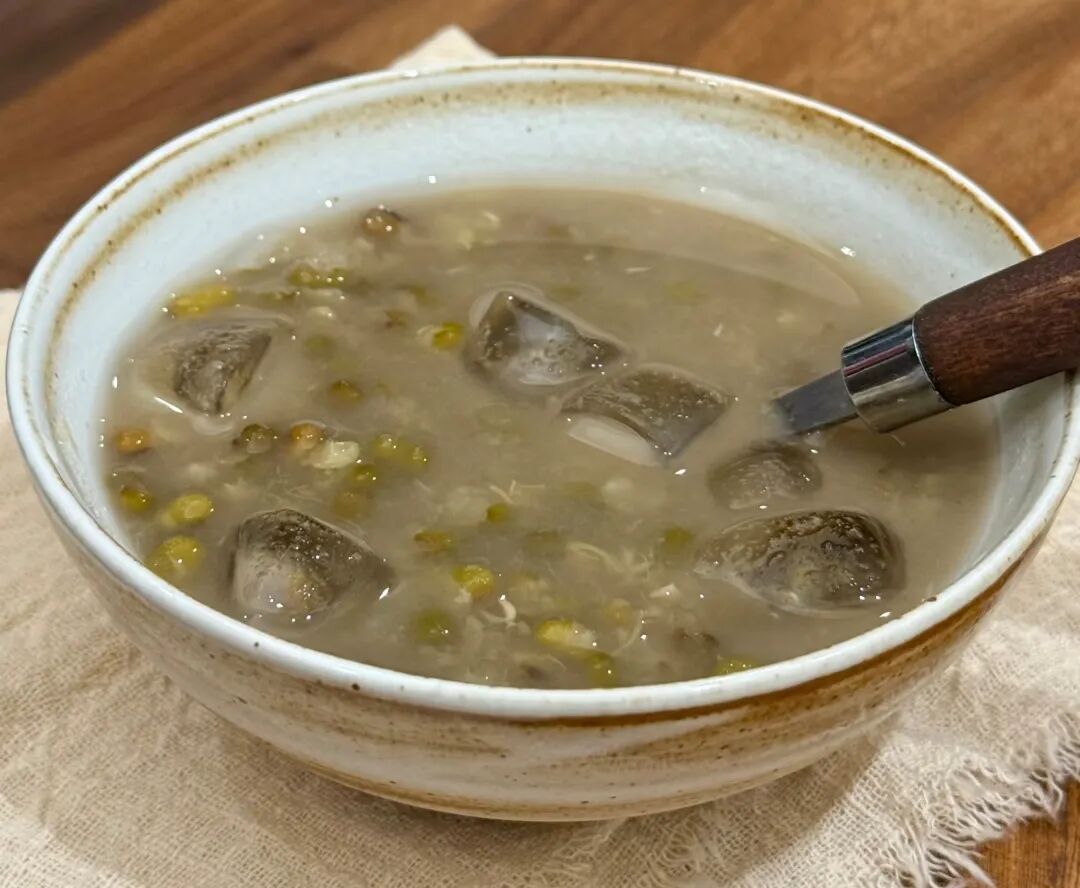 高温天绿豆汤当水喝解暑?医生提醒_高血压患者喝绿豆汤注意事项_绿豆汤喝法错误危及生命