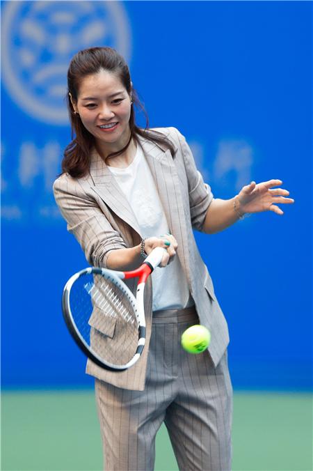 李娜什么时候大满贯_李娜退役真实原因分析_中国网球李娜 vs 郑钦文 职业生涯对比