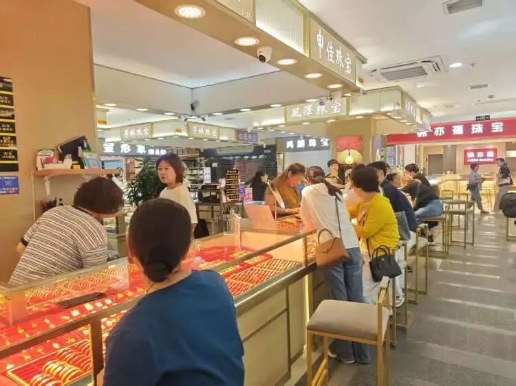 金价跌至900元关口 大妈又来抄底了_黄金价格下跌_金饰价格回落