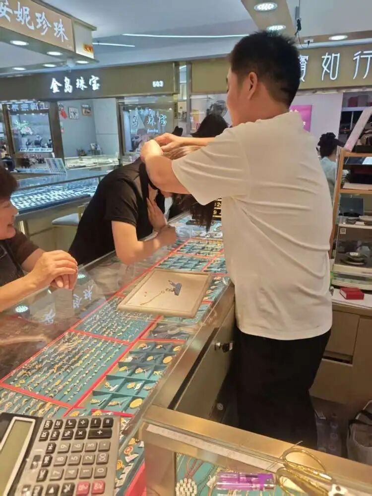 金饰价格回落_金价跌至900元关口 大妈又来抄底了_黄金价格下跌