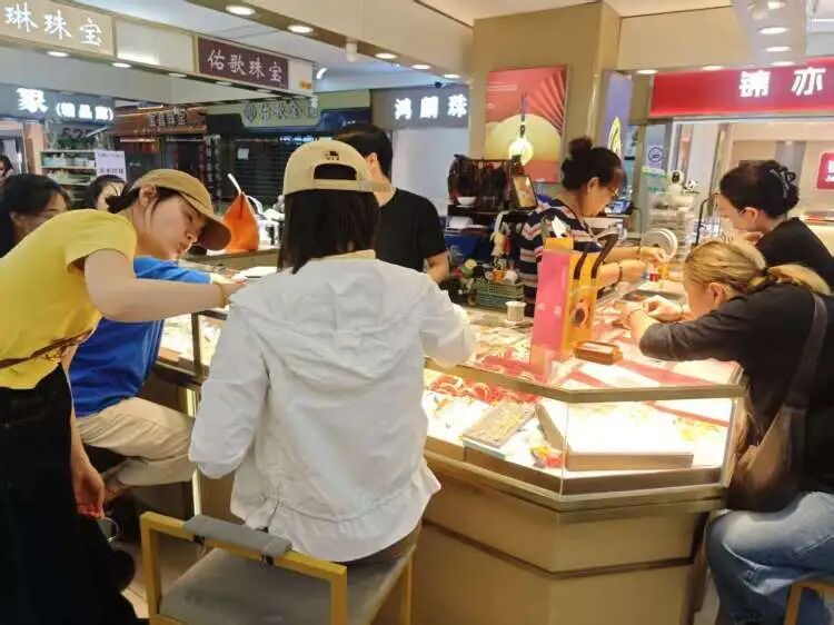 金饰价格回落_金价跌至900元关口 大妈又来抄底了_黄金价格下跌