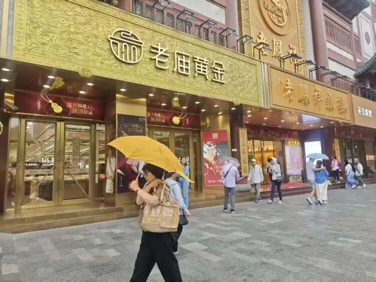金饰价格回落_黄金价格下跌_金价跌至900元关口 大妈又来抄底了