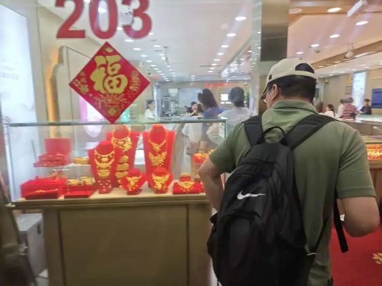 金价跌至900元关口 大妈又来抄底了_金饰价格回落_黄金价格下跌
