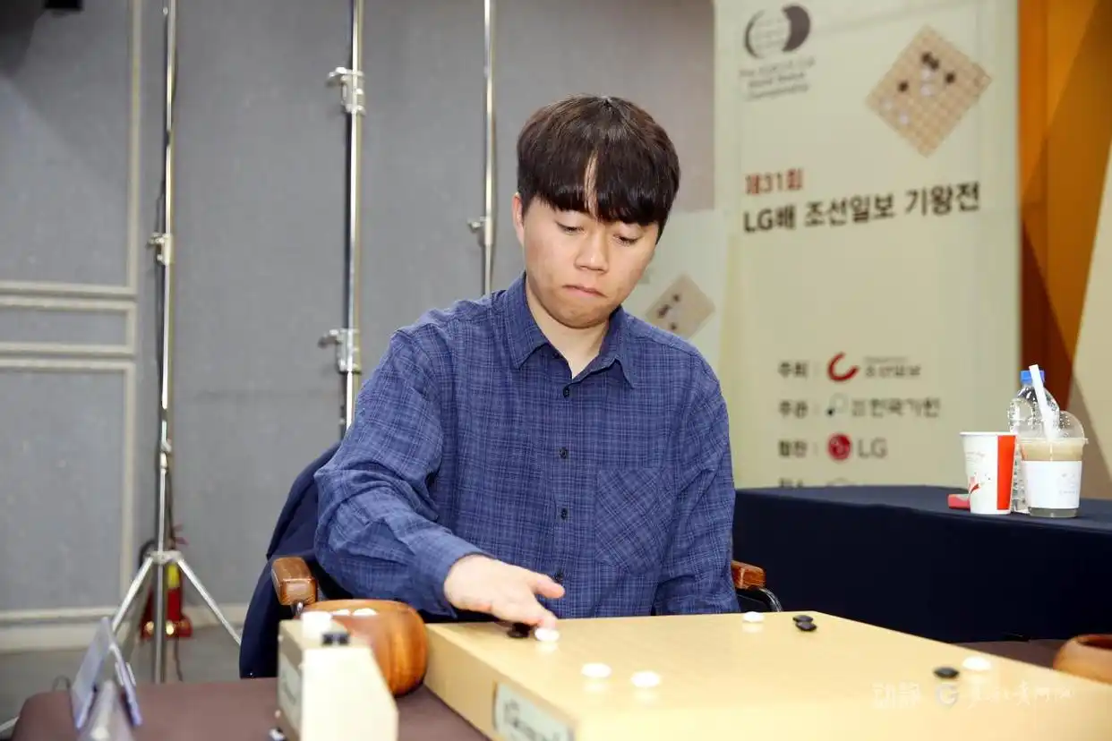 第31届lg杯世界围棋棋王战首轮中国棋手5人全胜_LG杯世界围棋棋王战王星昊申旻埈三番棋第二局_王星昊九段击败申旻埈九段扳平比分