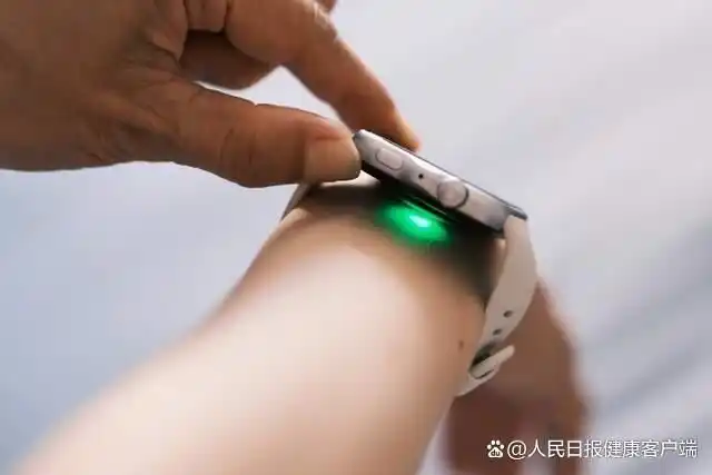 为什么一块手表能监测多种健康指标_心率监测技术细节_智能手表健康监测功能原理