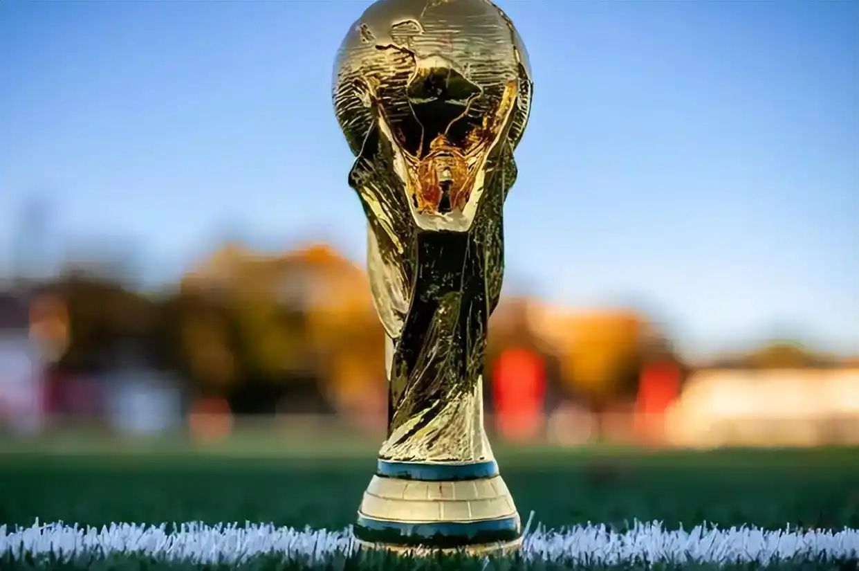 2026世界杯冠军奖金5000万美元,为历史最高,比四年前增加了800万美元;亚军则获得3300万美元,季军2900万美元