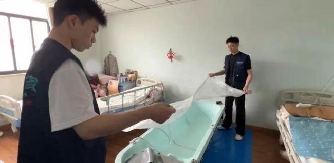 00后男护士转行当助浴师月入过万 高温下订单激增