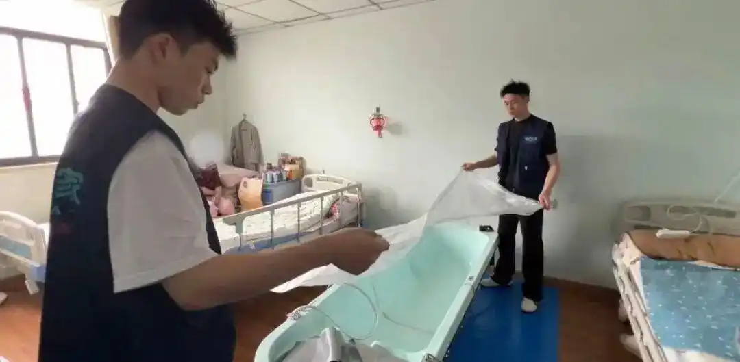 00后男护士转行当助浴师月入过万_杭州高温上门助浴服务_00后助浴师创业月入2万
