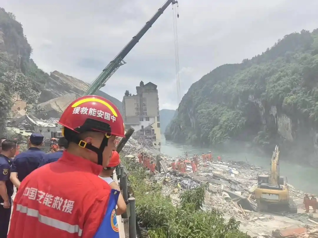重庆彭水县山体垮塌逃生者：事发前5分钟房屋出现异常震动