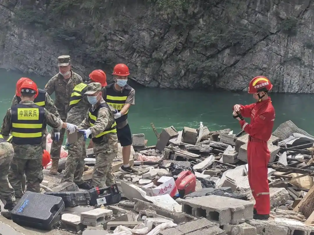 重庆彭水县山体垮塌救援_重庆彭水县山体滑坡原因分析_重庆山体崩塌前后对比图