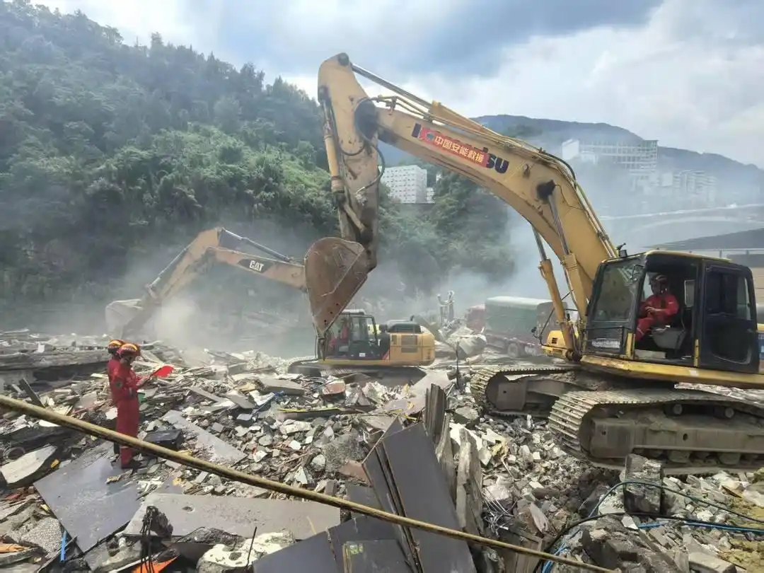 重庆彭水县山体滑坡原因分析_重庆彭水县山体垮塌救援_重庆山体崩塌前后对比图