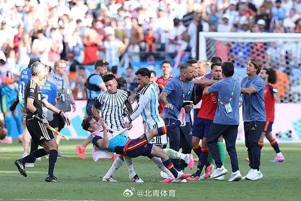 世界杯决赛 阿根廷 球员 背对领奖_西班牙球员回应阿根廷全队背过身_世界杯决赛 西班牙 阿根廷 赛后冲突