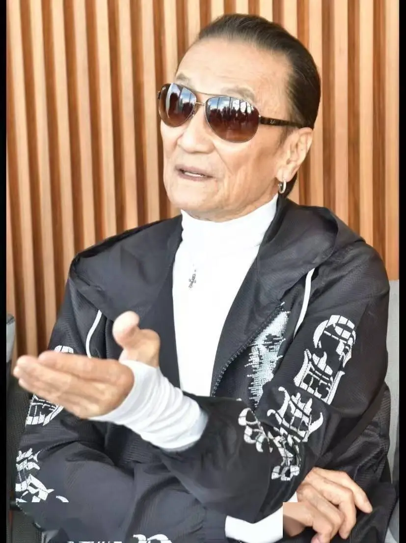 谢贤近年状态及辟谣情况_谢贤谢霆锋父亲潇洒哲学_谢贤曾称想不到谢霆锋会对他这么好