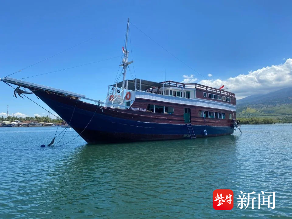 巨浪击沉游轮游客漂流5小时 有人吓吐_印尼观光船沉没乘客黑夜漂流救生筏_黄金岛游轮公司赔偿承诺变卦只给一半团费