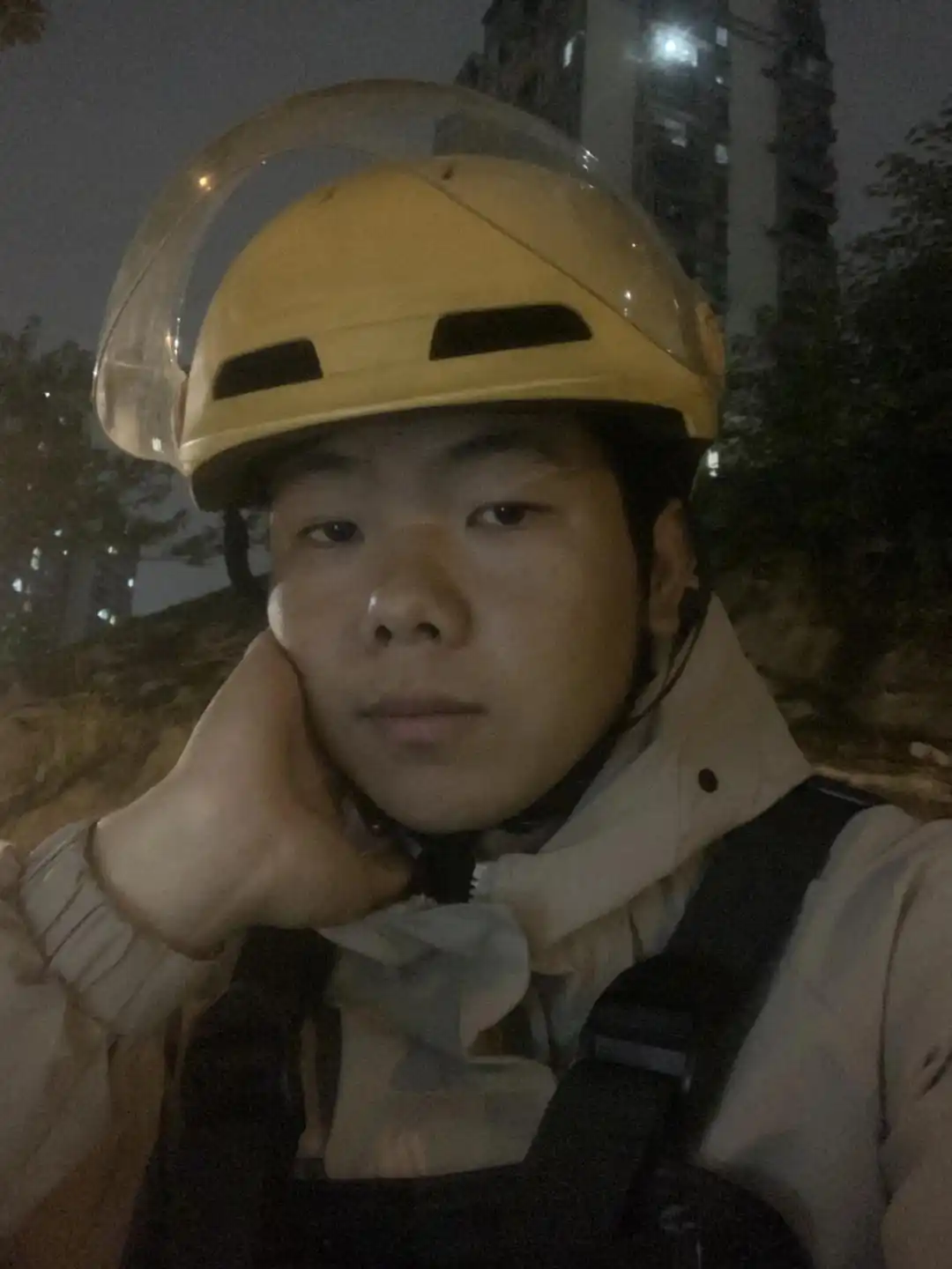 20岁外卖骑手英勇救人牺牲 美团完成遗愿为父亲购车 贵州见义勇为骑士事迹_救人遇难外卖小哥爸爸获赠新车