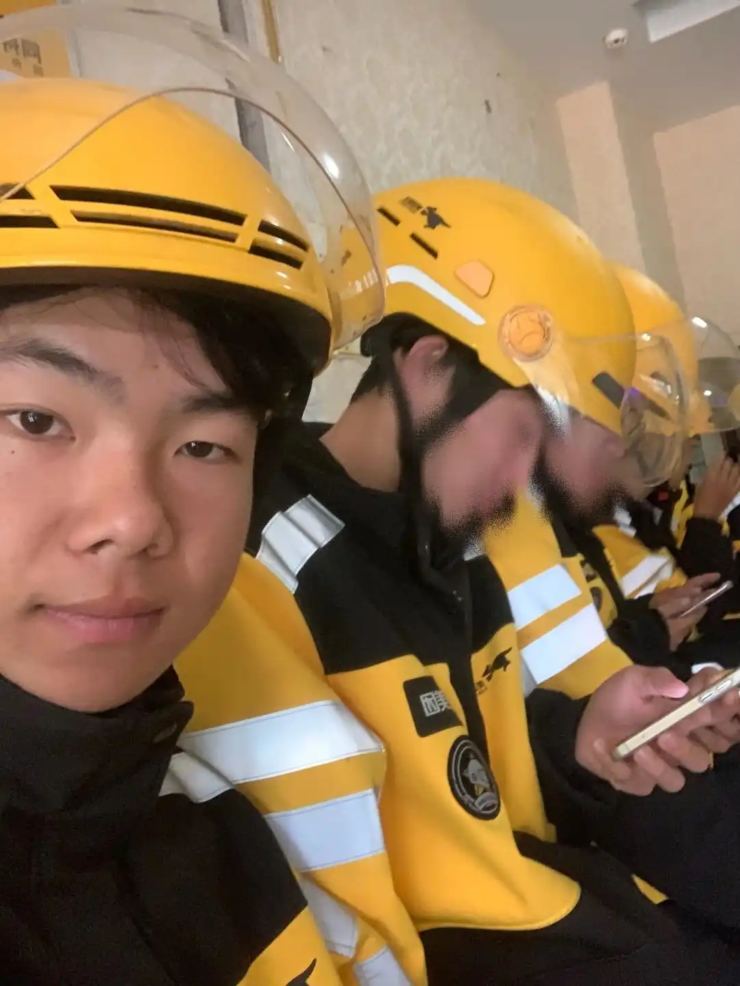 20岁外卖骑手英勇救人牺牲 美团完成遗愿为父亲购车 贵州见义勇为骑士事迹_救人遇难外卖小哥爸爸获赠新车