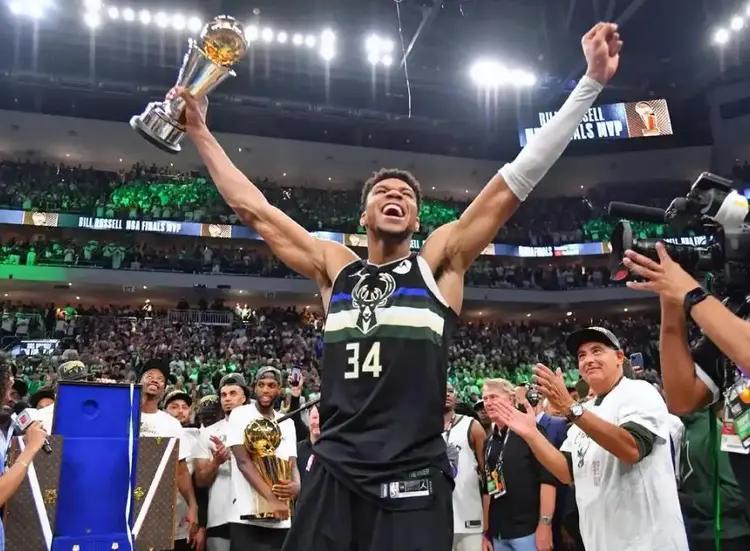 13年六项数据队史第一,字母哥为何集齐MVP、DPOY、FMVP?