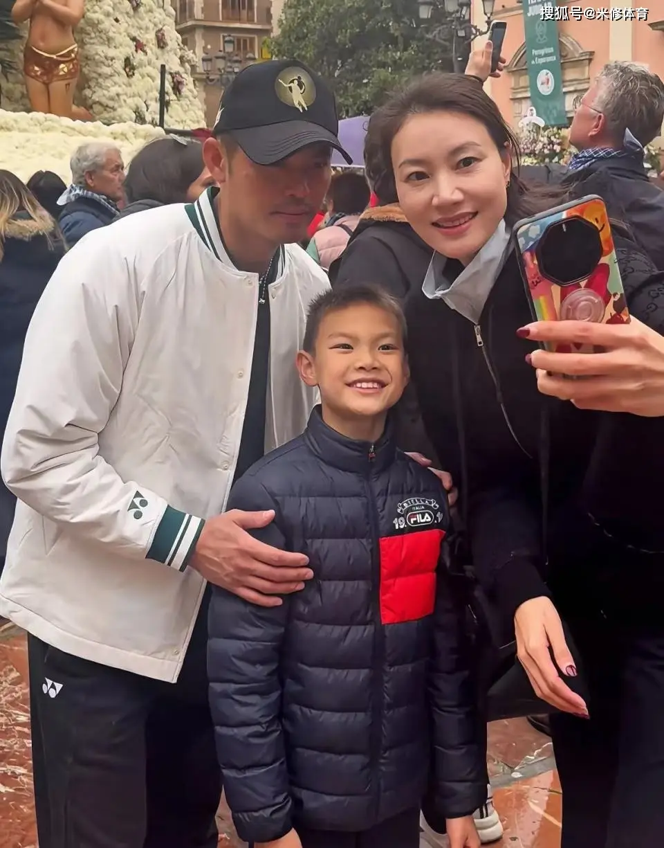 林丹谢杏芳西班牙带娃,一起买菜做饭好幸福,网友:邹市明羡慕哭了