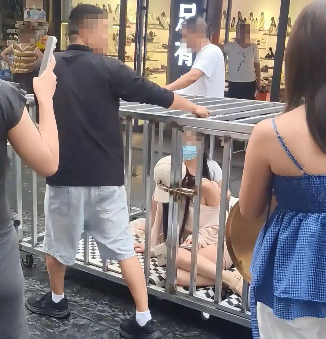湖南岳阳汨罗女子关铁笼游街事件_中国妇女报评论严打封建糟粕摆拍_“多人将两女子关铁笼游街”系摆拍