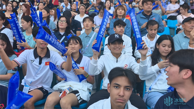 东北超|长春远征军抵达赛场!标语喊话尽显双城温情_东北超哈长对决_哈尔滨文艺展演四季流转
