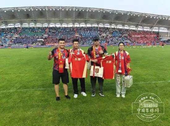 东北超｜长春远征军抵达赛场！标语喊话尽显双城温情_双城足球温情叙事_东北超联赛长春队哈尔滨队
