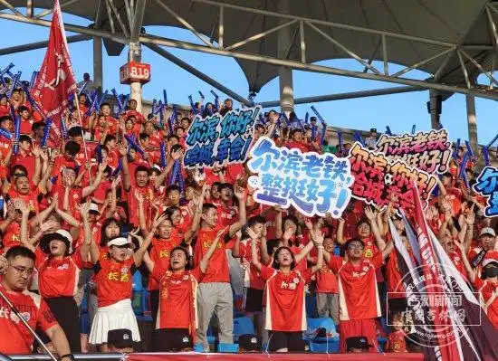 东北超｜长春远征军抵达赛场！标语喊话尽显双城温情_双城足球温情叙事_东北超联赛长春队哈尔滨队