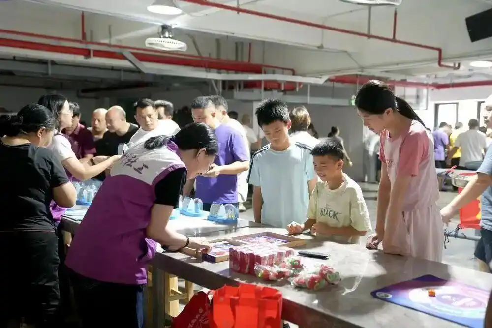 这家工厂暑假免费帮员工带娃还管饭，老板回应来了……