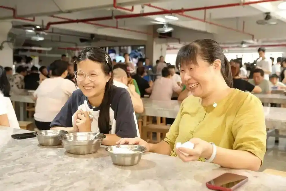 员工子女免费看护_带薪陪娃 “这才是最好的招工简章”_工厂暑假托管服务